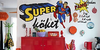 MATLAGING FOR SUPERHELTER: På dette kjøkkenet har boligeier og designer Jennie Blomkvist selv malt bildet av Supermann rett på veggen.