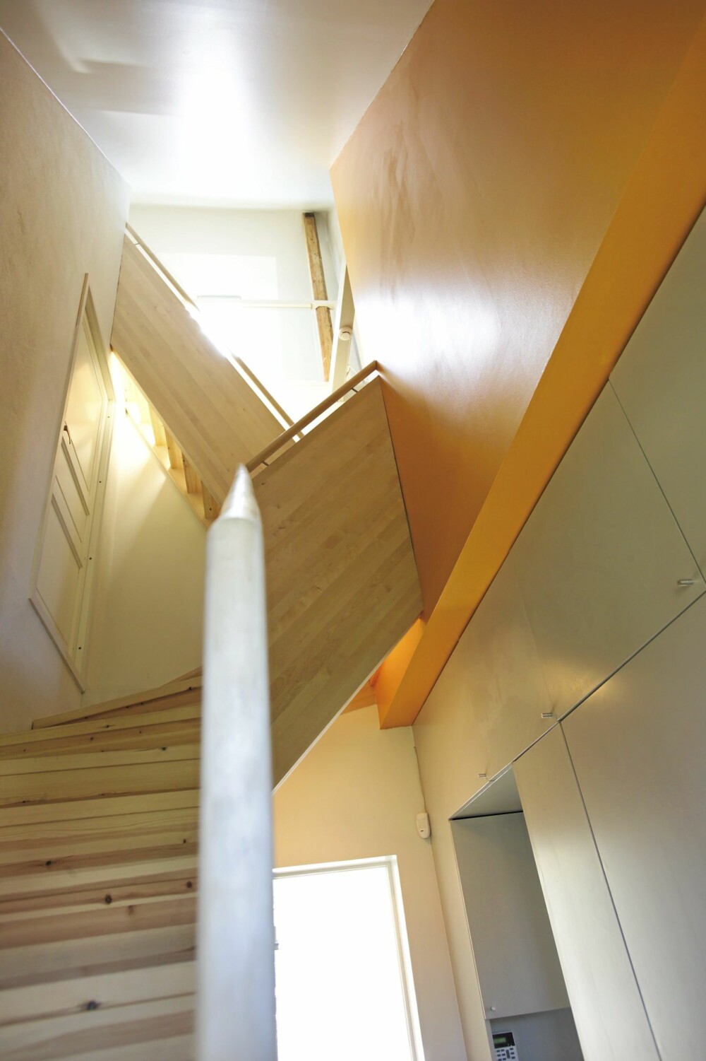 HIMMELHØYTt. Trappen står som et ni meter høyt skulpturelt volum. Den snor seg som en slange, flere ganger i den smale sonen mot det tilgensende huset. HIMMELHØYTt. Trappen står som et ni meter høyt skulpturelt volum. Den snor seg som en slange, flere ganger i den smale sonen mot det tilgensende huset.