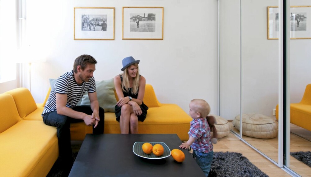 I EN SOFA FRA HJELLE: Den trendy småbarnsfamilien består foreløpig av Håkon, Sigrid og lille Syver.