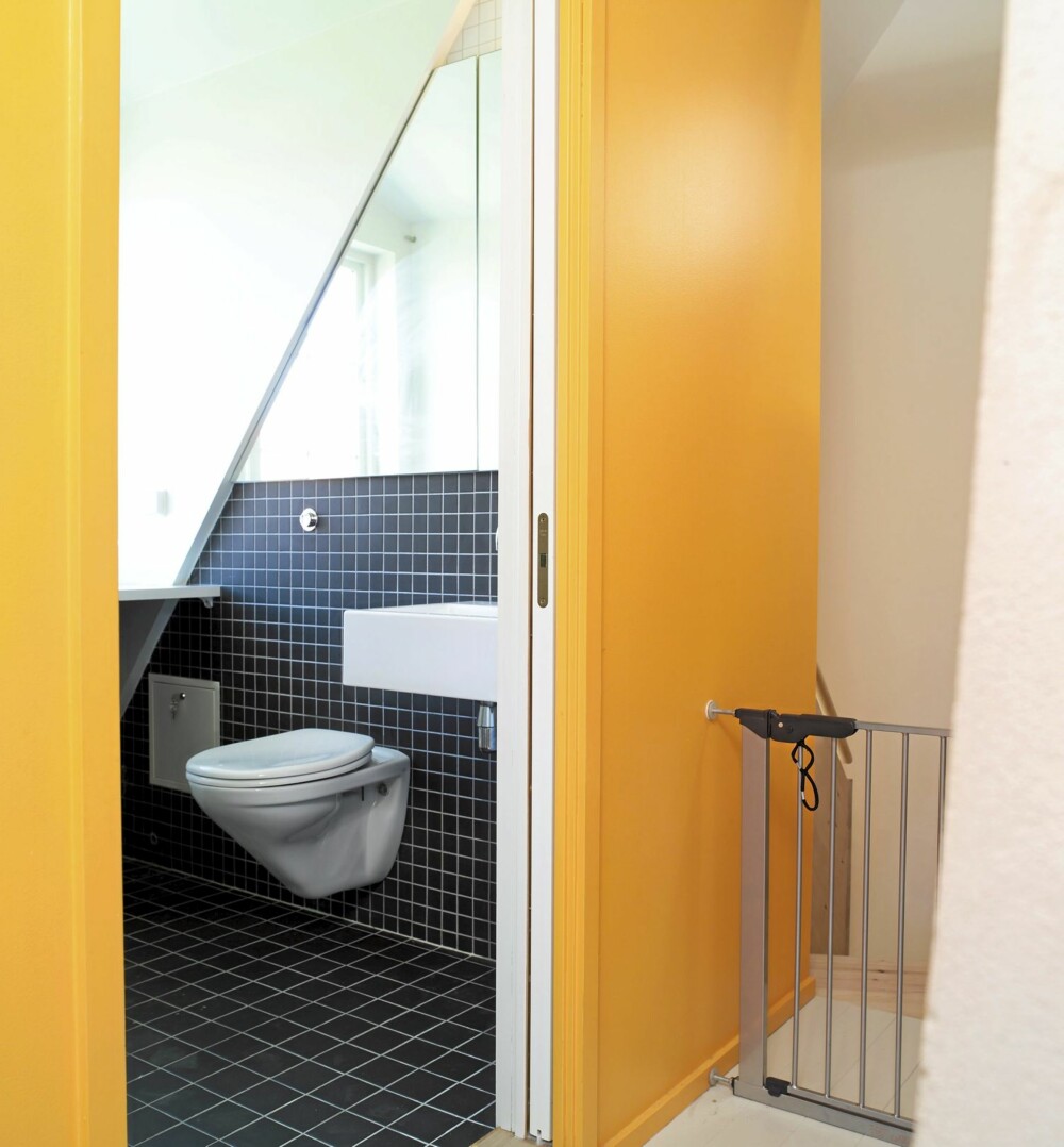 SPENSTIG BAD: Det nye badet oppleves som en tøff boks, noe som understrekes av den gule fargen.