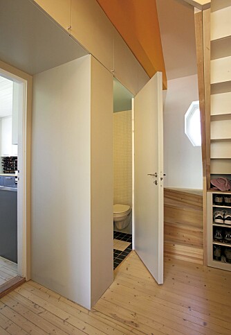 ROM UNDER TRAPPEN: Alle kroker i huset er benyttet, her er toalettet rett under trappen. ROM UNDER TRAPPEN: Alle kroker i huset er benyttet, her er toalettet rett under trappen.