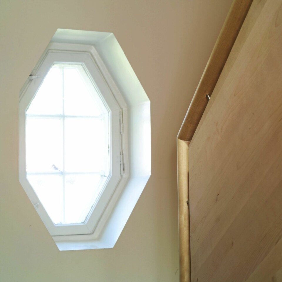 ÅTTEKANTET VINDU: Den gamle, åttekantete vinduet er som et selvstendig designobjekt. Den nye trappen står i fint sampill til den gamle, ærverdige stilen.