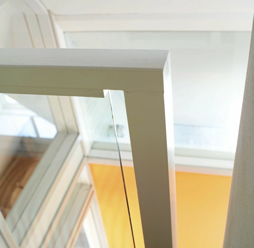 FINTEGNET TRAPP: Arkitekten tenget alle detaljer, blant annet denne renlinjete avslutningen på trappegelenderet. FINTEGNET TRAPP: Arkitekten tenget alle detaljer, blant annet denne renlinjete avslutningen på trappegelenderet.