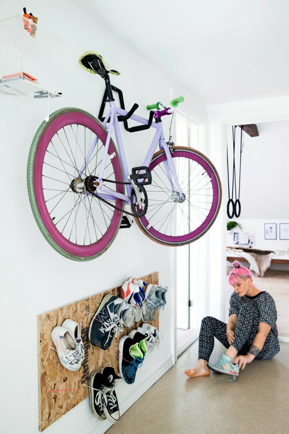 SYKKEL SOM DEKOR: Julies sykkel er den kuleste pynten i entreen. Den eneste ulempen er at hun må bære den opp og ned de fem 
etasjene hver gang hun skal sykle en tur. 