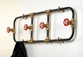 KNAGGEN PÅ PLASS: Nick Fraser har designet denne doble samt en enkel knaggrekke som er industrielt inspirert, nickfraser.co.uk KNAGGEN PÅ PLASS: Nick Fraser har designet denne doble samt en enkel knaggrekke som er industrielt inspirert, nickfraser.co.uk