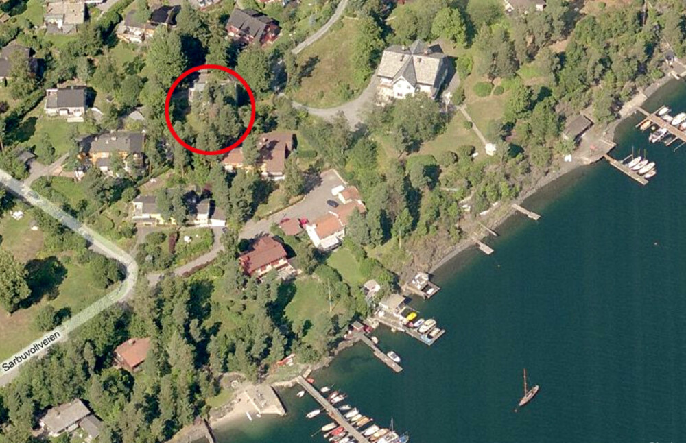 VED SJØEN: Huset ligger rett ved sjøen og har også en båtfesterett.