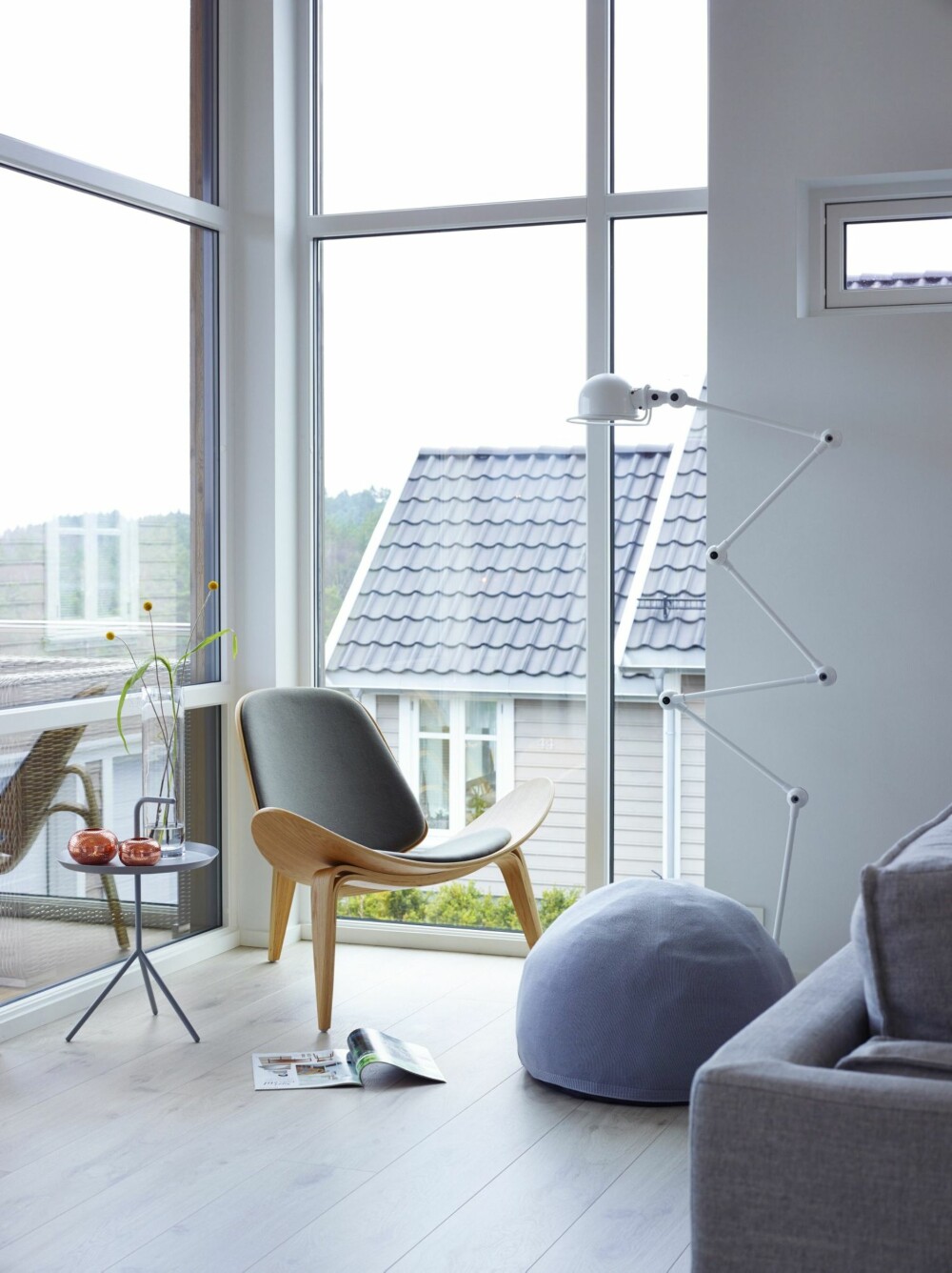 LESEKROKEN: Lesehjørnet i stuen har godt med lys, både naturlig og
fra Jielde-lampen. Skallstolen er designet av Hans Wegner, puffen er fra Bynord og bordet fra Hay. Telysestaker i kobber fra Louise Roe. LESEKROKEN: Lesehjørnet i stuen har godt med lys, både naturlig og
fra Jielde-lampen. Skallstolen er designet av Hans Wegner, puffen er fra Bynord og bordet fra Hay. Telysestaker i kobber fra Louise Roe.