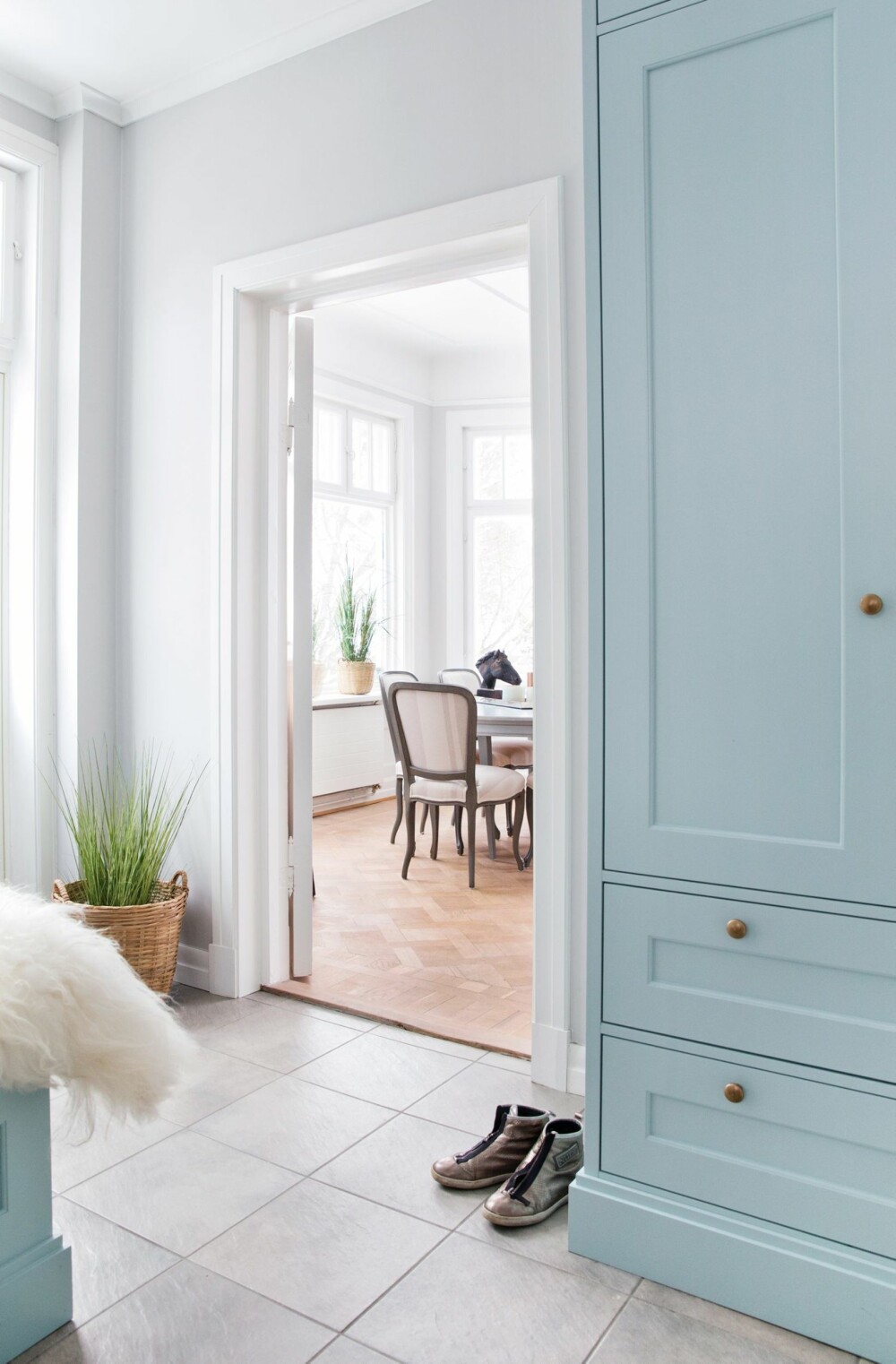 LYS ENTRE: I gangen har de plassbygde skap av samme type som
dem som finnes på kjøkkenet. Fargen er spesialblandet. For en
lignende nyanse, prøv Restful Cognac fra Nordsjö. Styling: Tone Kroken. LYS ENTRE: I gangen har de plassbygde skap av samme type som
dem som finnes på kjøkkenet. Fargen er spesialblandet. For en
lignende nyanse, prøv Restful Cognac fra Nordsjö. Styling: Tone Kroken.