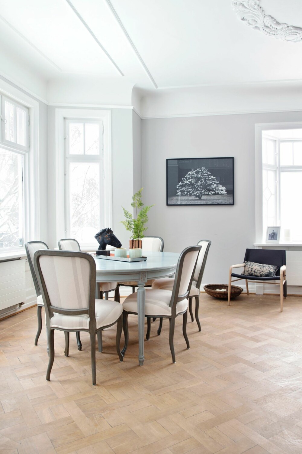ARVET BORD: Spisebordet stammer fra hytta til en venn av Hans-Herman, mens stolene er fra Magazin. Både bildet på veggen og den mørkegrå stolen er fra Bolina, puten i stolen fra Country Chic.
Hestehodet er fra Palma. Styling: Tone Kroken. ARVET BORD: Spisebordet stammer fra hytta til en venn av Hans-Herman, mens stolene er fra Magazin. Både bildet på veggen og den mørkegrå stolen er fra Bolina, puten i stolen fra Country Chic.
Hestehodet er fra Palma. Styling: Tone Kroken.