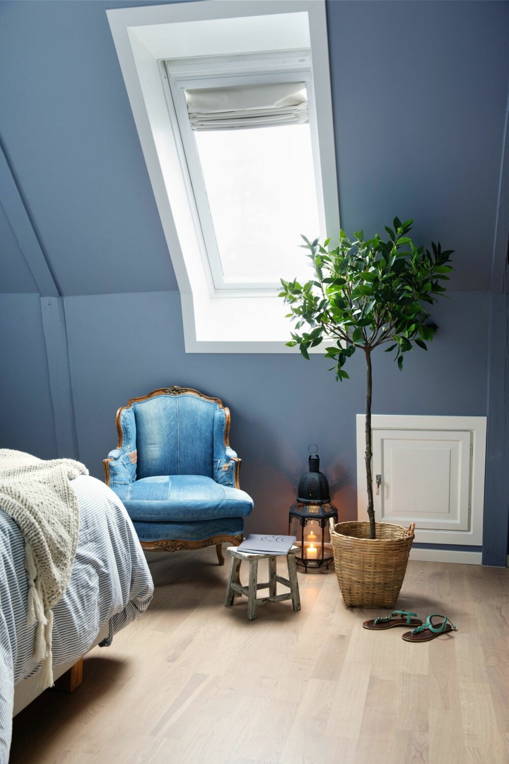 AVSLAPPENDE: Blåfargen på veggene heter Varmblå og er fra Jotun. Stolen er kjøpt hos Evensen antikk og trukket om. Styling: Tone Kroken.