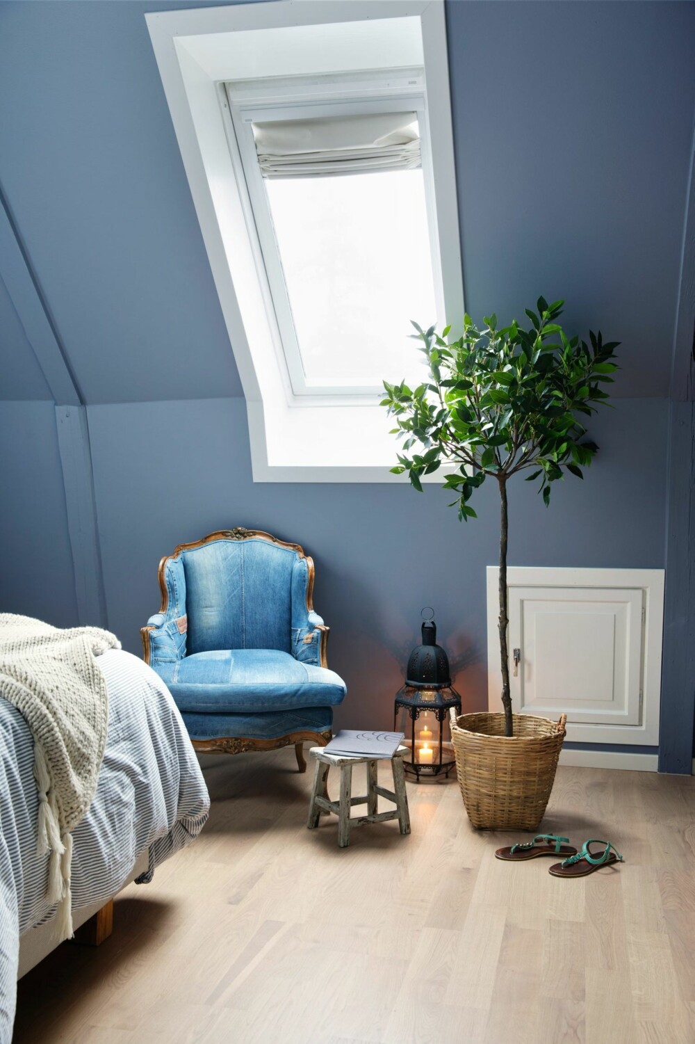 AVSLAPPENDE: Blåfargen på veggene heter Varmblå og er fra Jotun. Stolen er kjøpt hos Evensen antikk og trukket om. Styling: Tone Kroken. AVSLAPPENDE: Blåfargen på veggene heter Varmblå og er fra Jotun. Stolen er kjøpt hos Evensen antikk og trukket om. Styling: Tone Kroken.