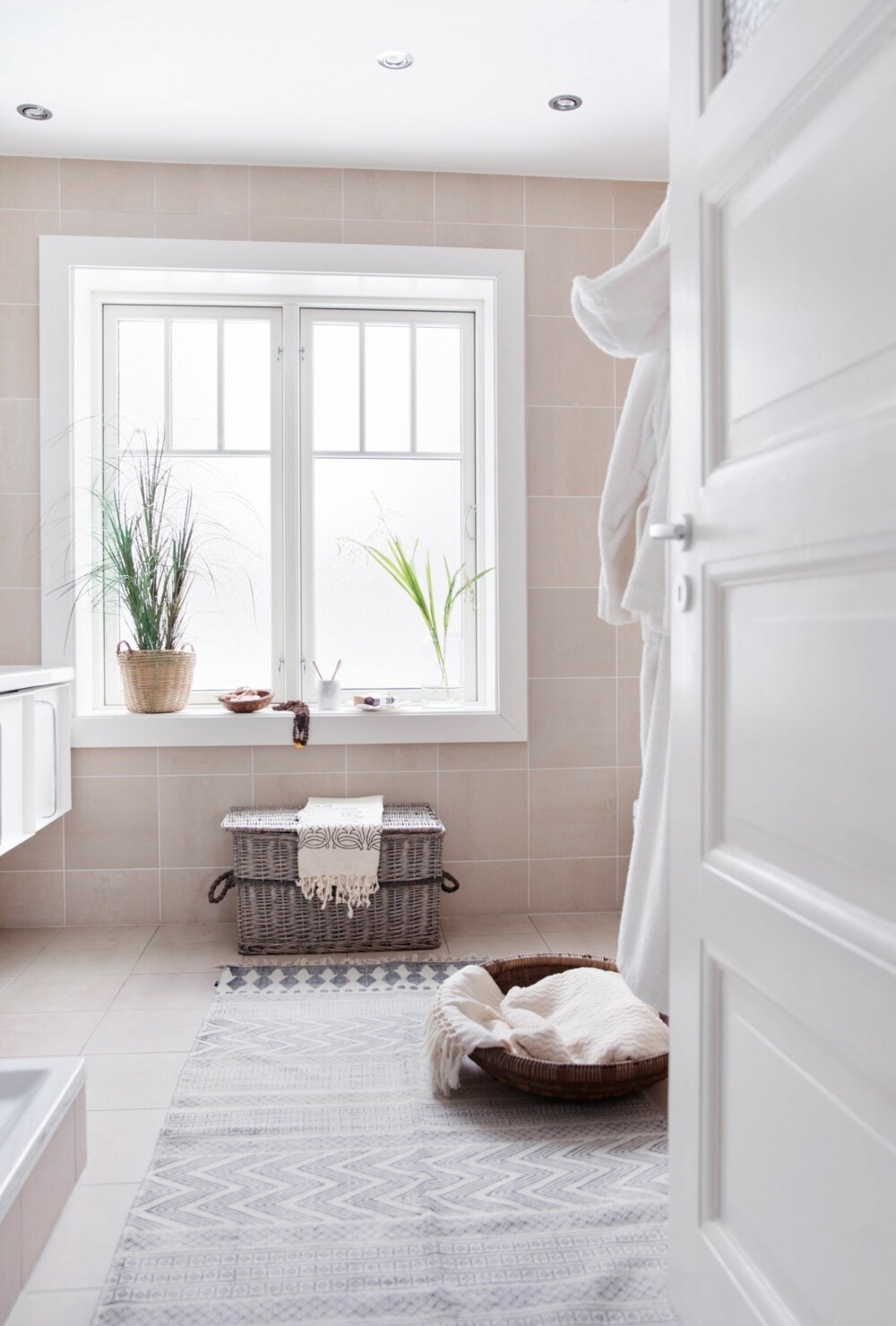 LUFTIG: På det flotte, lyse badet er det deilig å starte dagen. Både gulvteppet og kurvene er fra Country Chic. Styling: Tone Kroken. LUFTIG: På det flotte, lyse badet er det deilig å starte dagen. Både gulvteppet og kurvene er fra Country Chic. Styling: Tone Kroken.