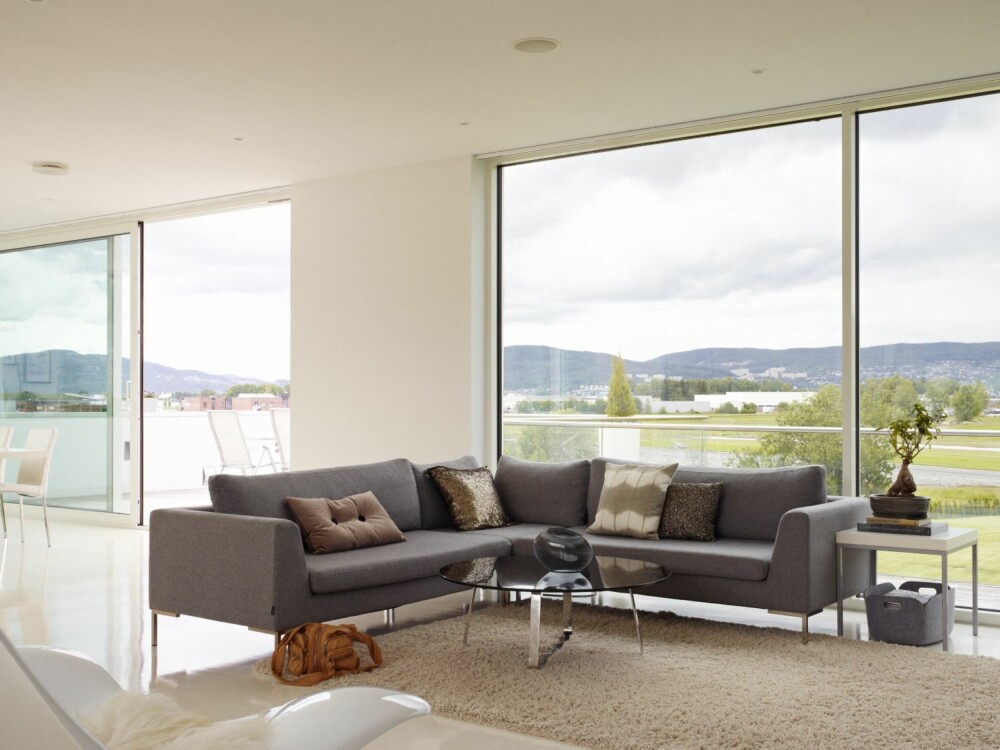 MOT BAKHAGEN: Kjøkken og spiseplass er til venstre i dette åpne rommet, som tilbyr nær 360 graders utsyn over familiens jorder. Sofaen er fra Ygg & Lyng. Styling: Tone Kroken. MOT BAKHAGEN: Kjøkken og spiseplass er til venstre i dette åpne rommet, som tilbyr nær 360 graders utsyn over familiens jorder. Sofaen er fra Ygg & Lyng. Styling: Tone Kroken.
