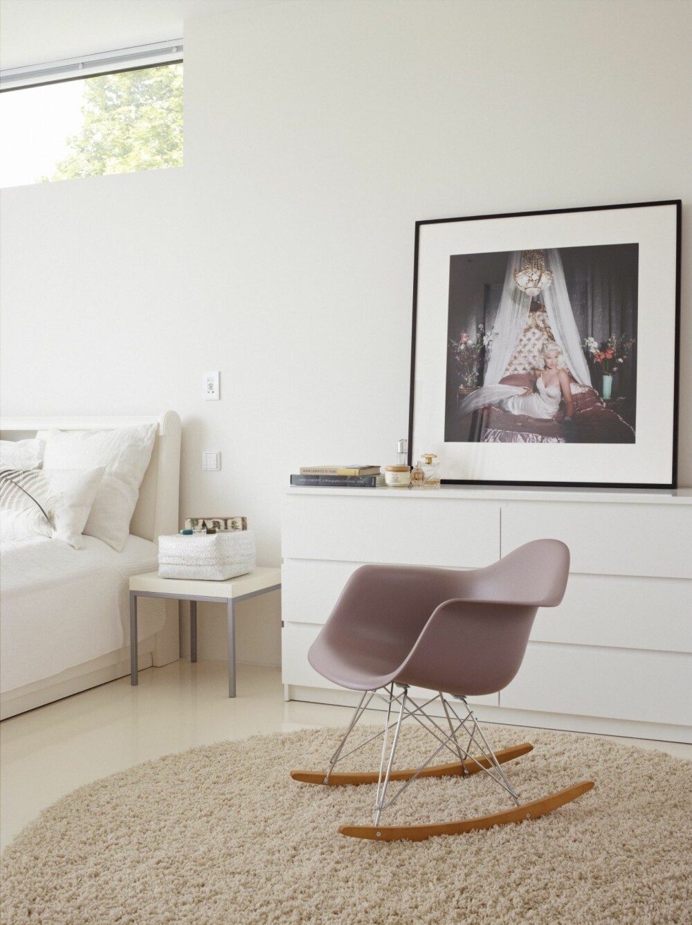 OMTENKSOM GAVE: Eames-gyngestolen er en gave fra Hans-Albert til Ingelin. På sengen ligger en fjærpute fra Bolina. På nattbordet står en hvit kurv fra Milla boutique. Fotografiet på kommoden er fra Christian's. Styling: Tone Kroken. OMTENKSOM GAVE: Eames-gyngestolen er en gave fra Hans-Albert til Ingelin. På sengen ligger en fjærpute fra Bolina. På nattbordet står en hvit kurv fra Milla boutique. Fotografiet på kommoden er fra Christian's. Styling: Tone Kroken.