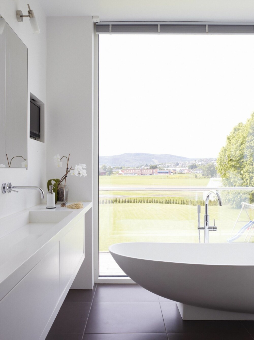 EGEN DESIGN: Ingelin tegnet vasken og fikk den lagd i Corian i Sverige. - Men den har ikke fall, for det tegnet jeg ikke inn. Det gjorde dessverre ikke produsenten heller, sier hun. Armaturer fra Grohe. EGEN DESIGN: Ingelin tegnet vasken og fikk den lagd i Corian i Sverige. - Men den har ikke fall, for det tegnet jeg ikke inn. Det gjorde dessverre ikke produsenten heller, sier hun. Armaturer fra Grohe.