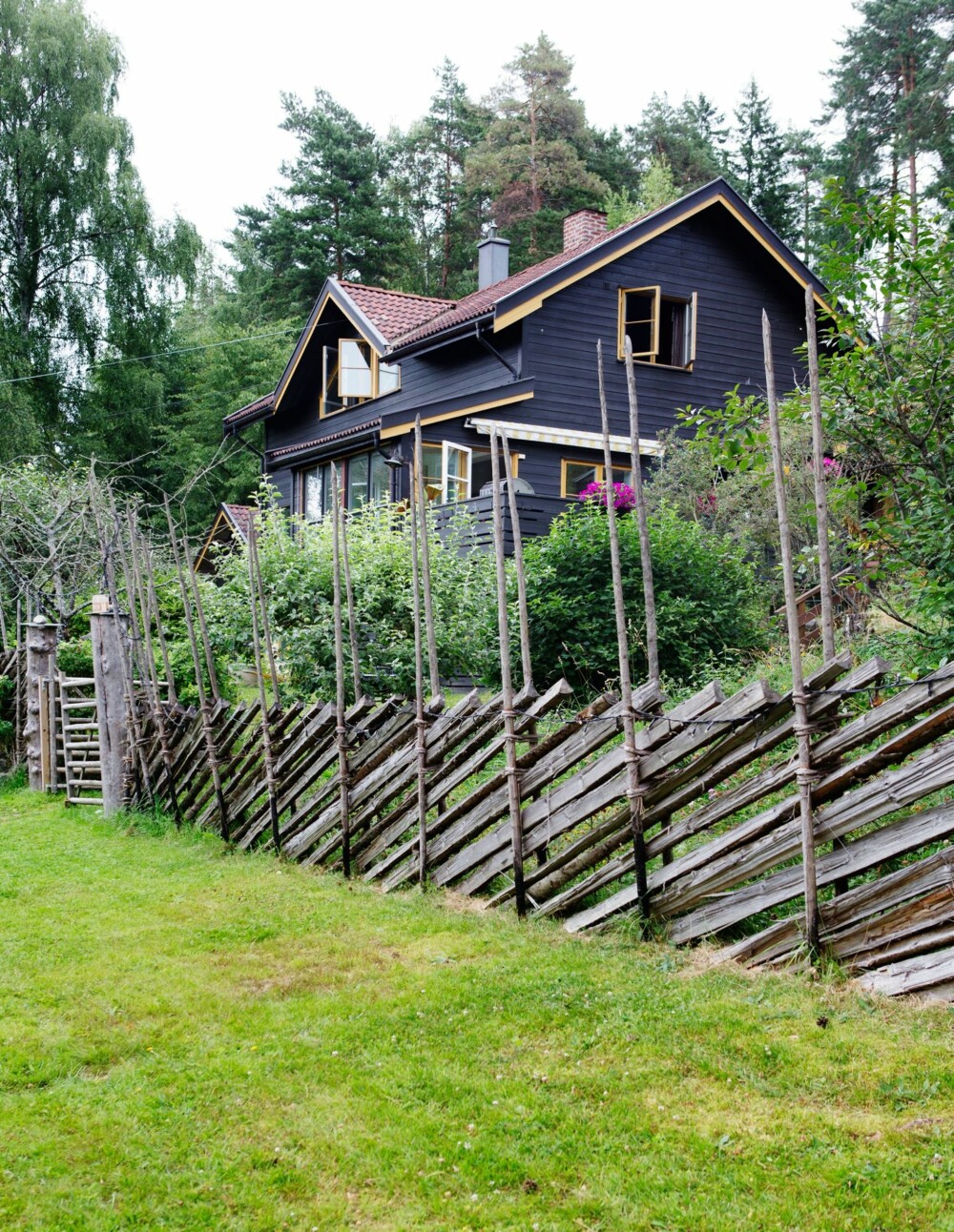 IDYLLISK: Kjernen i det brune huset er en hytte fra 1930, som ble pusset opp og bygget ut på 80-tallet. Svein Børge og Hans Morten skiftet ut alle vinduene på fasaden med nye i full høyde da de pusset opp.