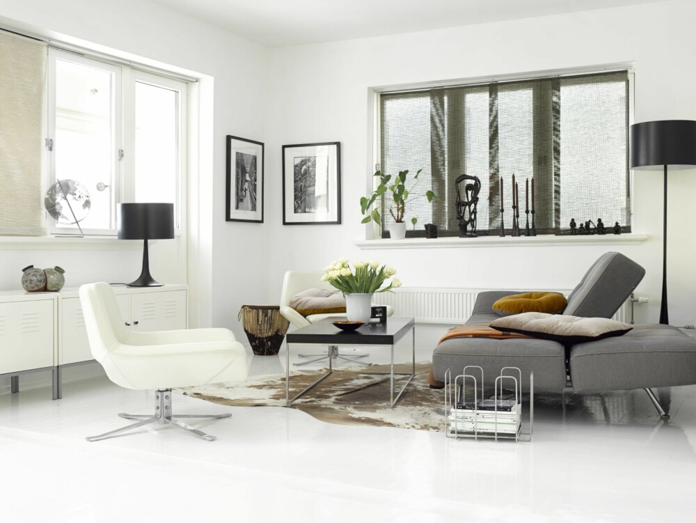 STRAMT: Loungestol fra B & B Italia, liten, svart lampe fra Flos. Trommen i hjørnet er et minne fra da Vibeke bodde med familien i Kenya som barn. Metallsjenk fra Ikea. Sofaen Smala fungerer også som gjesteseng, da ryggen kan justeres. Både den og bordet er fra Ligne Roset. Reol fra Bolia. Stålampen er fra Flos, puter fra Christina Lundsteen. STRAMT: Loungestol fra B & B Italia, liten, svart lampe fra Flos. Trommen i hjørnet er et minne fra da Vibeke bodde med familien i Kenya som barn. Metallsjenk fra Ikea. Sofaen Smala fungerer også som gjesteseng, da ryggen kan justeres. Både den og bordet er fra Ligne Roset. Reol fra Bolia. Stålampen er fra Flos, puter fra Christina Lundsteen.