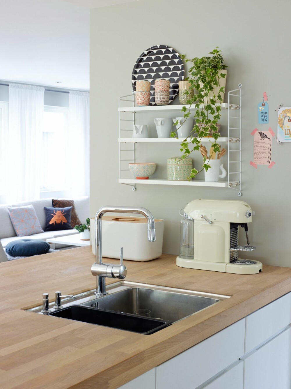 PYNT: I den hvite String-hyllen står dekorative kopper, boller og en tekanne fra Bloomingville. Benkeplaten er i hvitoljet eik. PYNT: I den hvite String-hyllen står dekorative kopper, boller og en tekanne fra Bloomingville. Benkeplaten er i hvitoljet eik.