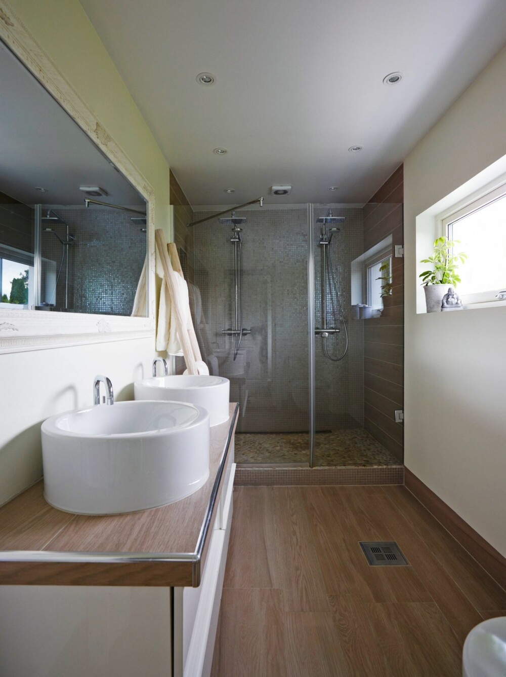 POPULÆRT PÅ INSTAGRAM: Badet til Carina fikk flest stemmer og stakk av med førstepremien i en konkurranse i regi av nettstedet vakrerom.no på Instagram. Vaskene er bestilt fra Design4home, mens flisene på gulvet er Marazzi i fargen Cappucino fra Modena. De samme flisene er lagt som benkeplate på baderomsskapet fra Ikea. Rullsteinsflisene i dusjen er fra Fagflis, mens mosaikkflisene er kjøpt hos Bergersen Flis. POPULÆRT PÅ INSTAGRAM: Badet til Carina fikk flest stemmer og stakk av med førstepremien i en konkurranse i regi av nettstedet vakrerom.no på Instagram. Vaskene er bestilt fra Design4home, mens flisene på gulvet er Marazzi i fargen Cappucino fra Modena. De samme flisene er lagt som benkeplate på baderomsskapet fra Ikea. Rullsteinsflisene i dusjen er fra Fagflis, mens mosaikkflisene er kjøpt hos Bergersen Flis.