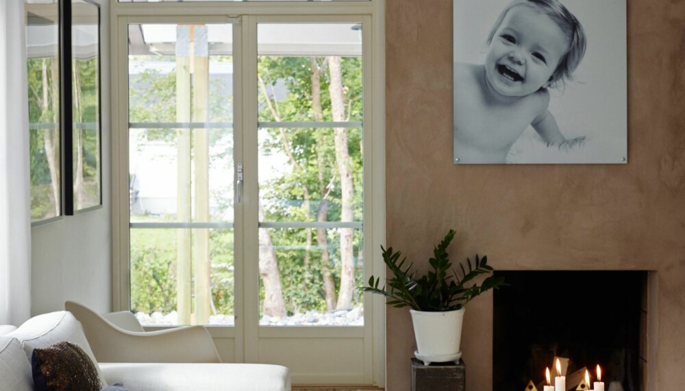 LUN STEMNING: Den røde mursteinspeisen fra 50-tallet ble kledd med murpuss med en gyllen glød. Sofaen er Modern Living fra Skeidar. Lysestaken i kobber fra By Lassen er fra Illums Bolighus. Sammen med paljettputen fra Senze of Joy forsterker disse detaljene varme fargeinnslag, som øker hyggefaktoren i denne stuen. Puten med bilde av en bille er kjøpt på Kremmerhuset . LUN STEMNING: Den røde mursteinspeisen fra 50-tallet ble kledd med murpuss med en gyllen glød. Sofaen er Modern Living fra Skeidar. Lysestaken i kobber fra By Lassen er fra Illums Bolighus. Sammen med paljettputen fra Senze of Joy forsterker disse detaljene varme fargeinnslag, som øker hyggefaktoren i denne stuen. Puten med bilde av en bille er kjøpt på Kremmerhuset .