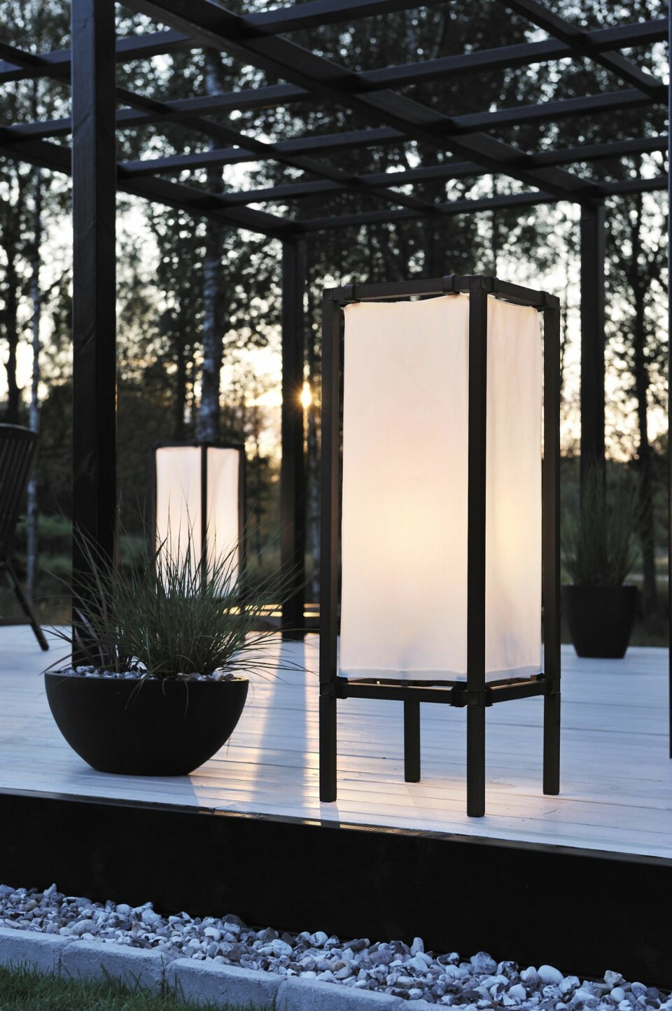 JAPANSK PREG: Det hvite stoffet sprer lyset og gjør det mykt, behagelig og inviterende. Palermo Lounge Lantern fra Konstsmide fås i to størrelser; h: 101 og 63 cm, kr 1499 - 2399, konstsmide.se.
