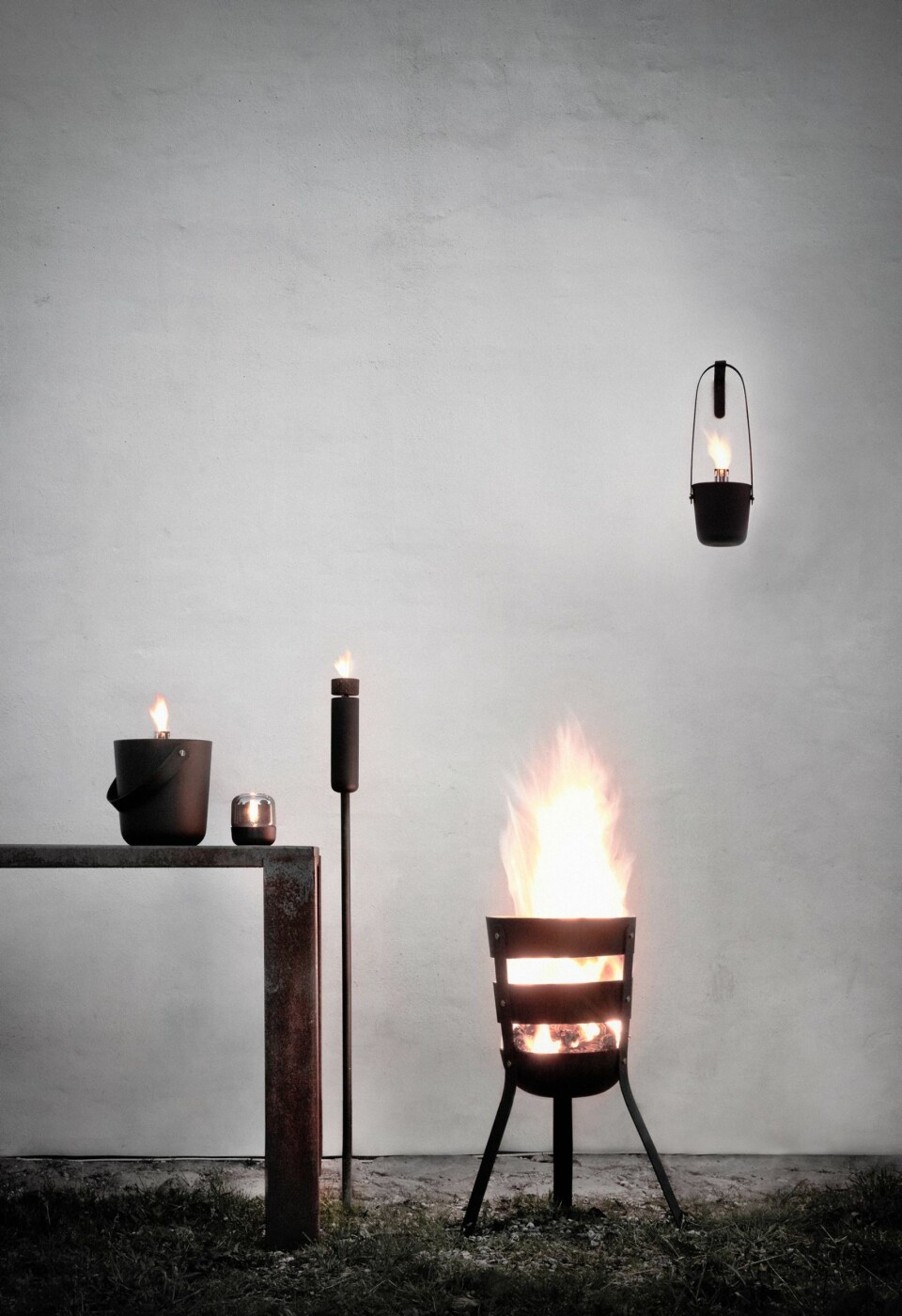 ILD I BØTTER OG SPANN: Stikk det i jorda, plasser det på bakken, på bordet, på veggen. Outdoor Collection signert Norm Architects inspirerer til å la det blafre hvor som helst, i all slags vær, menu.as.