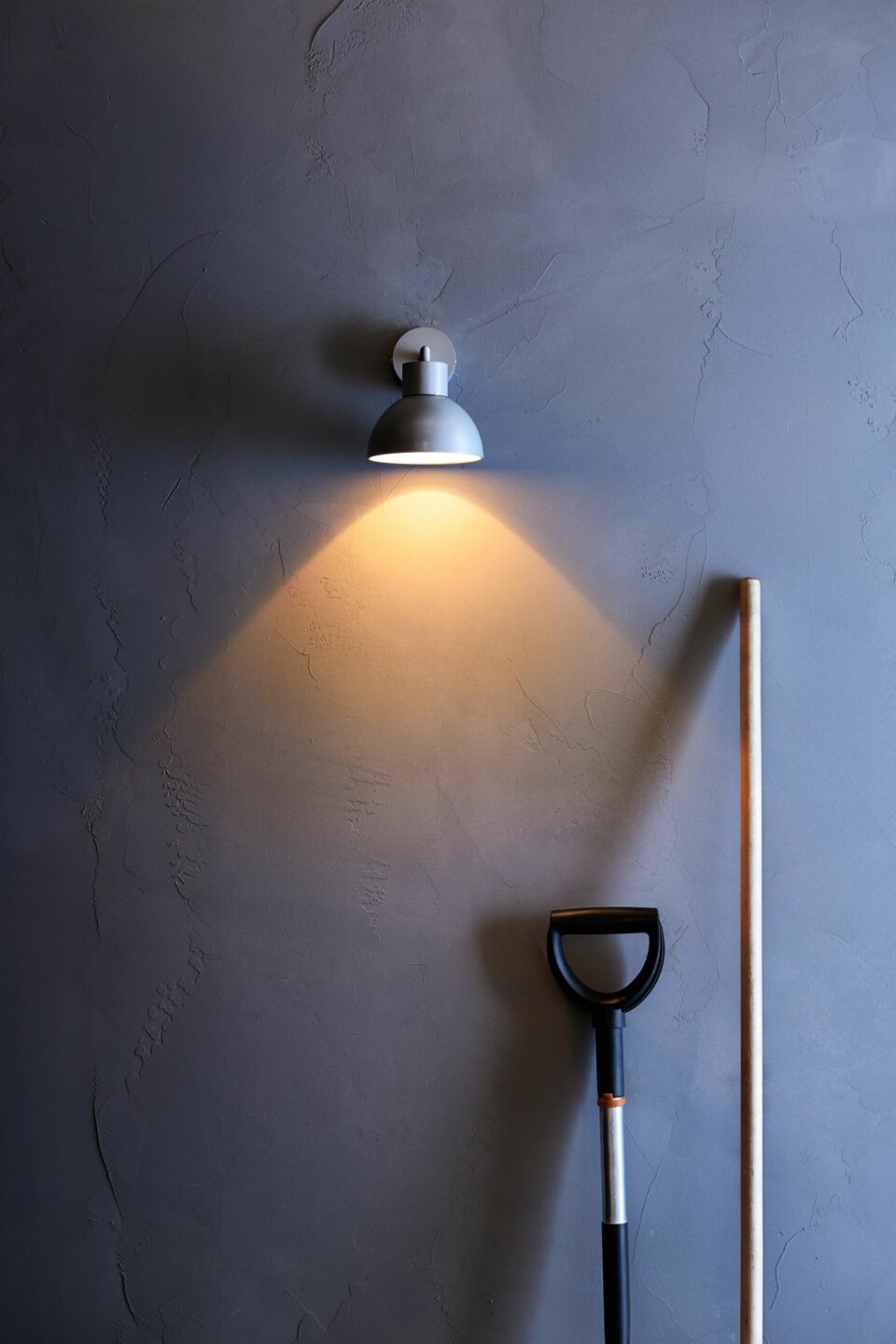 HVIS VÆRET FORHINDRER LEVENDE LYS: Vegglampen Solbacken er i tetningsklasse IP44, og kan dermed brukes på badets våteste soner eller utendørs. Lampen har innebygd led-belysning som kun trekker 3 Watt, og skal vare i 20 000 timer, kr 295, ikea.no.