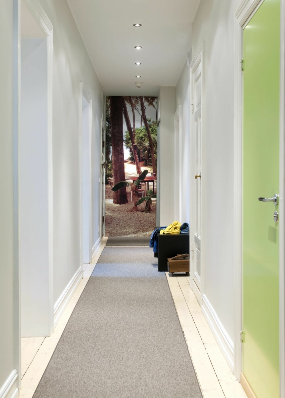 GRØNT INNSLAG: Fototapetet i enden av korridoren og den eplegrønne døren inn til badet er detaljer som overrasker. En lang sisalløper gjør gulvet godt å trå på. Sittebenk i wengebeiset eik fra Ygg & Lyng.
