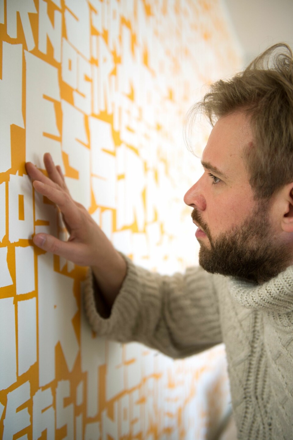 Den gule versjonen. Det er få verk jeg liker å repetere, men Yessirnosiren fungerer i mange varianter i mange sammenhenger, sier Christensen. Tidligere har han laget andre versjoner i andre farger, både til offentlige og private rom. Astrup Fearnley Museet har kjøpt ett av dem. Men den gule versjonen finnes bare i dette hjemmet.