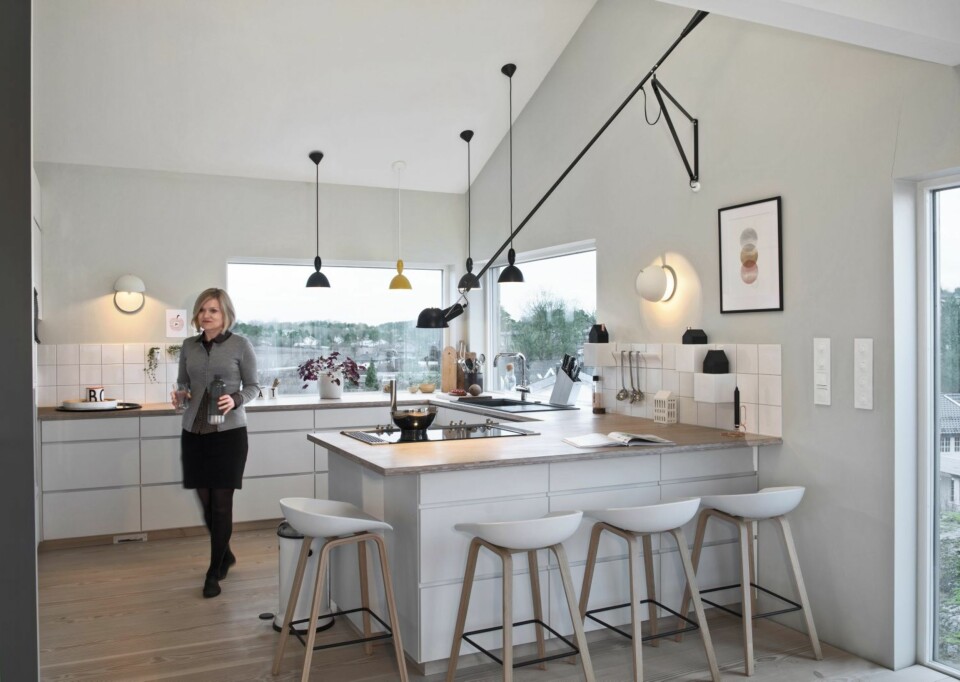 FLEKSIBELT: Tonje sier familien har fått maksimalt arbeidslys på kjøkkenet, og alle lyskildene kan dimmes. De fire Mhy-lampene fra Muuto gir god belysning ned på benken og over vasken. De er også
fine sett utenfra i mørket. Ventilator er integrert i selve arbeidsbenken. Lampen 265 fra Flos er bevegelig, og den kan lett skyves bort når den ikke er i bruk slik at det blir åpenhet mellom kjøkken, stue og utsikt.