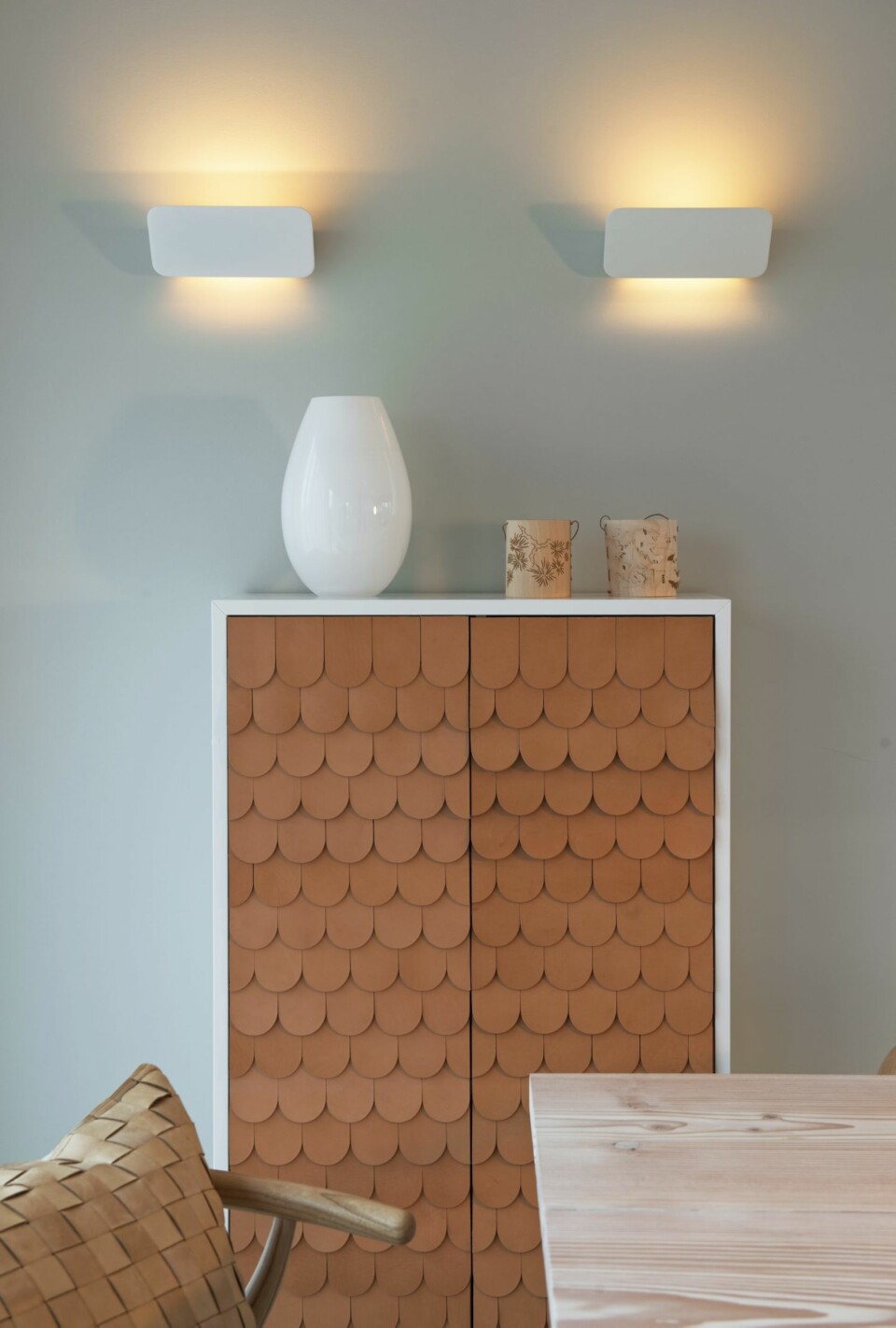 MYKT UTSLAG: Ved indirekte belysning stråler lyset ut fra
lyskilden og reflekteres mot vegg, tak eller gulv. Den gir jevne, myke skygger og kan fremheve hele flater eller enkelte punkter. 
Lampene heter Lane fra Luceplan. Det unike skapet
med læroverflate i fiskeskjellmønster heter Collect fra A2 Designers, og kommer i begrenset opplag, design ved svenske Sara Larsson.