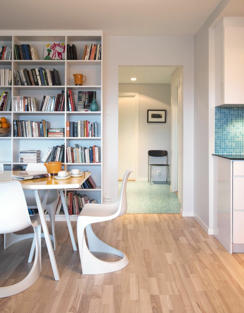 LANGE SIKTLINJER: De helstøpte plaststolene er ved Steen Østergaard, designet i 1966. Bordet er designet av interiørarkitekten etter idé av huseieren, og laget ved Moderne Materiell i Moss. Bukkene er fra Hay. Bokhyllene er tegnet
og bygget av Robert Lato. LANGE SIKTLINJER: De helstøpte plaststolene er ved Steen Østergaard, designet i 1966. Bordet er designet av interiørarkitekten etter idé av huseieren, og laget ved Moderne Materiell i Moss. Bukkene er fra Hay. Bokhyllene er tegnet
og bygget av Robert Lato.