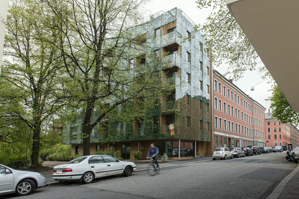 Noe for seg selv. Bygningens har 21 boliger som spenner fra 28 til 82 kvadratmeter.  Fasaden består av et indre grønt aluminiumslag i kombinasjon med et system av flere lag dekorert glass.
Mønsteret kan sees på som en grafisk fortolkning av løvverket som omkranser bygningen. 