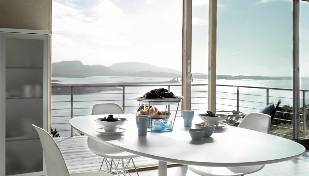 TIL Å MISTE PUSTEN AV: Fra kjøkkenbordet ses vakre Linesøya i horisonten.