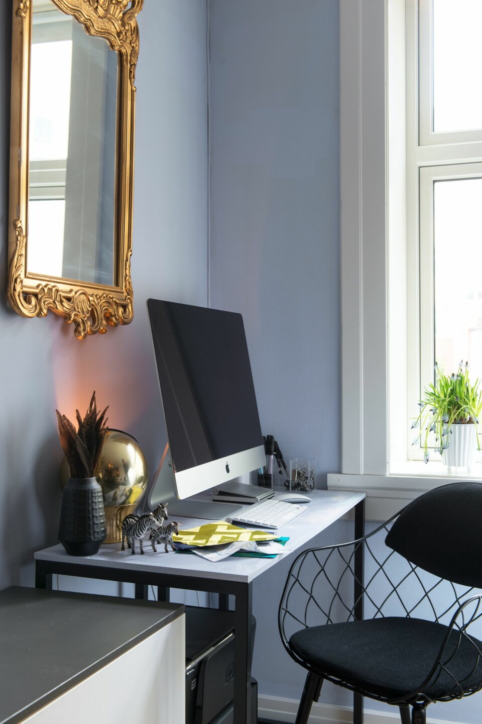 Ida har selv laget skrivebordet til arbeidskroken sin av stålben fra Habitat. Bordplaten er et bilde hun har malt selv på en mdf-plate. Stolen fra Magis er ny. Speil, lampe og blomstervaser er loppefunn. Zebrafamilien tilhører sønnen.