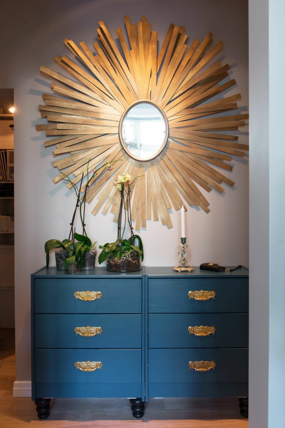 Speilrammen i hallen har Ida laget selv. Kommoden er fra Ikea, malt i fargen NCS S 6020-B10G. Den har også fått nye beslag og ben.