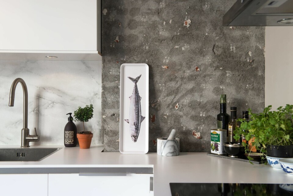 Kjøkkenet har fått beholde en del av sin gamle murpuss, som Ida og Eirik fant da de pusset opp. I sprutsonen har Ida satt opp marmortapet fra Mr. Perswall. Den er lakkert for å ligne på en polert marmorstein, og for å tåle fukt.