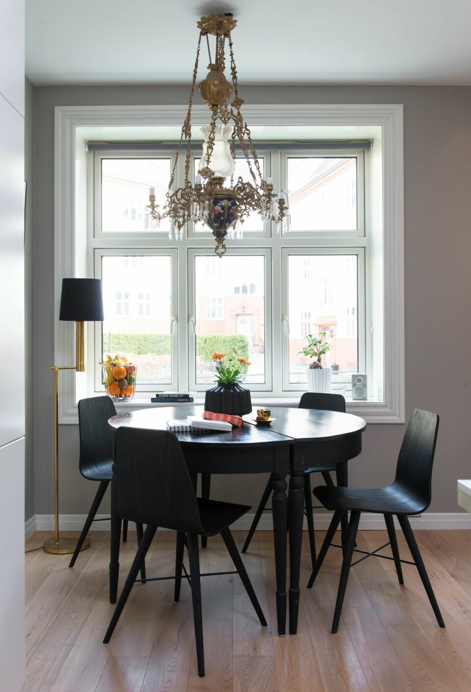 Glatte vegger. Kjøkkenets stramme ramme mykes opp av
et rundt bord og en antikk lampe. Bordet har vært med Ida
i en årrekke og har vært malt i et utall farger. Hun skifter
farge på det etter humør, og vil snart male det nok en ny
kulør, hvis samboeren tillater det. Spisestolene er Beaver
fra Bolia. Taklampen er et arvestykke, gulvlampen er kjøpt
på loppemarked og vasen på spisebordet er fra Ikea.