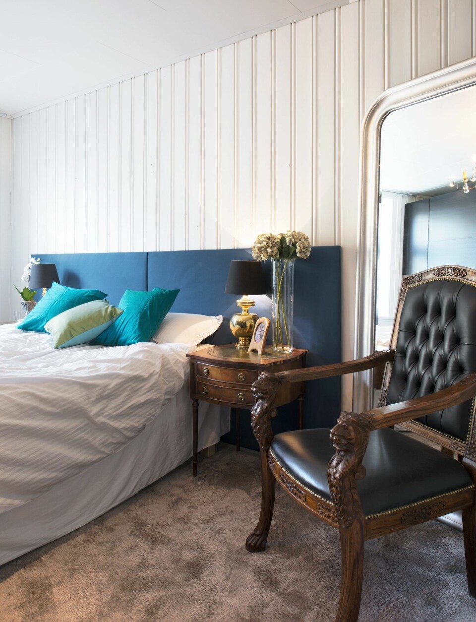 Fargepaletten i blått og grått videreføres til soverommet via sengegavlen, som Ida har laget selv. Nattbordene er kjøpt på finn.no. – Jeg har veldig lyst til å male dem, men jeg prøver alltid å vente med å gjøre for mye med et gammelt møbel. Noen ganger gjør de seg best som de er, om man bare venner seg til dem, eller forandrer på farger og komposisjonen rundt dem, sier hun. Løvestolene er kjøpt på auksjon iSverige.