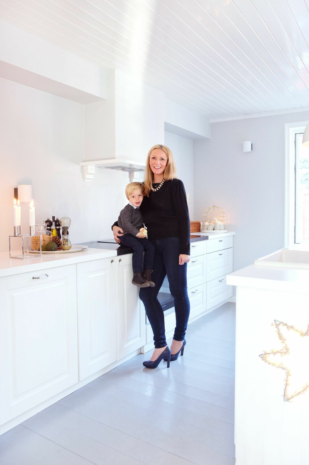 HVITT KANVAS: Alexandra Schou og sønnen Georg på tre år. Med den hvite basen kan kjøkkenet pyntes og styles i hvilken stil de enn skulle ønske.