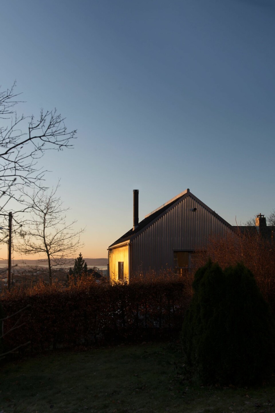 METALLISK GLØD: Strålene fra morgensolen reflekteres fra fasaden med en sjelden glans.