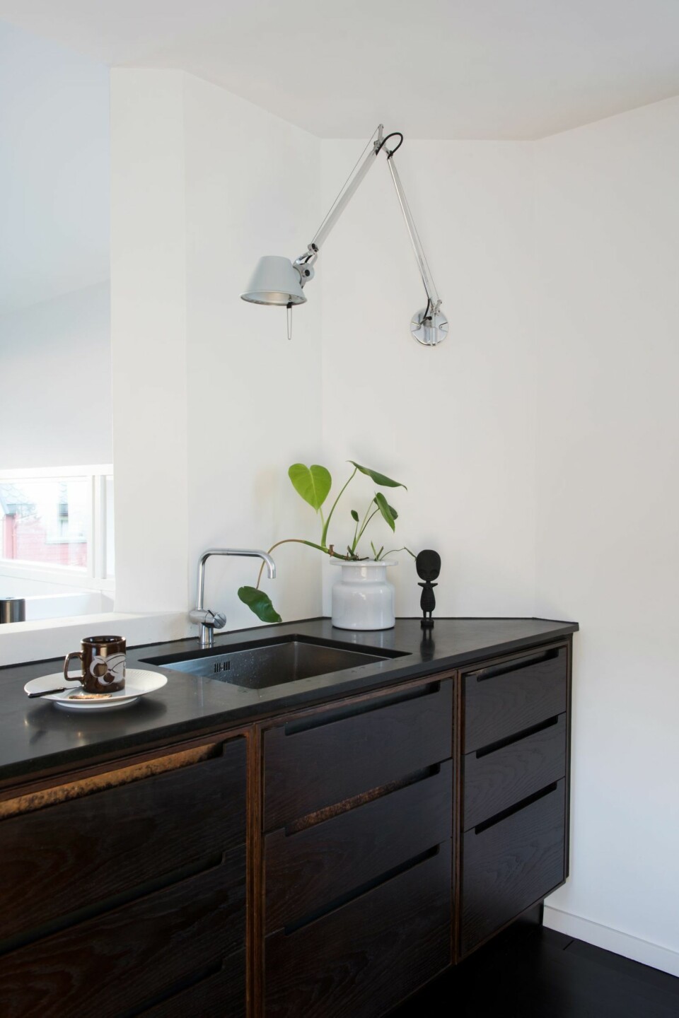 SKREDDERSØM: Innredningen er levert av den danske håndverksbedriften Koch Køkken. Denne modellen er i røyket eiketre med detaljer i syret kobber. Den veggmonterte lampen Tolomeo kommer fra Artemide. Styling: Juni Hjartholm.