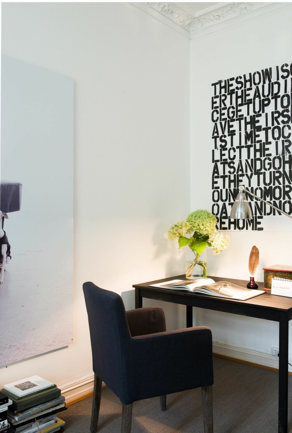 UNGDOMSROMMET: Hjørnet av ungdomsrommet, som egentlig leilighetens tredje stue, er møblert som en arbeidskrok. Gulvlampen er fra Ikea. Plakaten over pulten er ved Felix Gonzales-Torres og Christopher Wool. UNGDOMSROMMET: Hjørnet av ungdomsrommet, som egentlig leilighetens tredje stue, er møblert som en arbeidskrok. Gulvlampen er fra Ikea. Plakaten over pulten er ved Felix Gonzales-Torres og Christopher Wool.