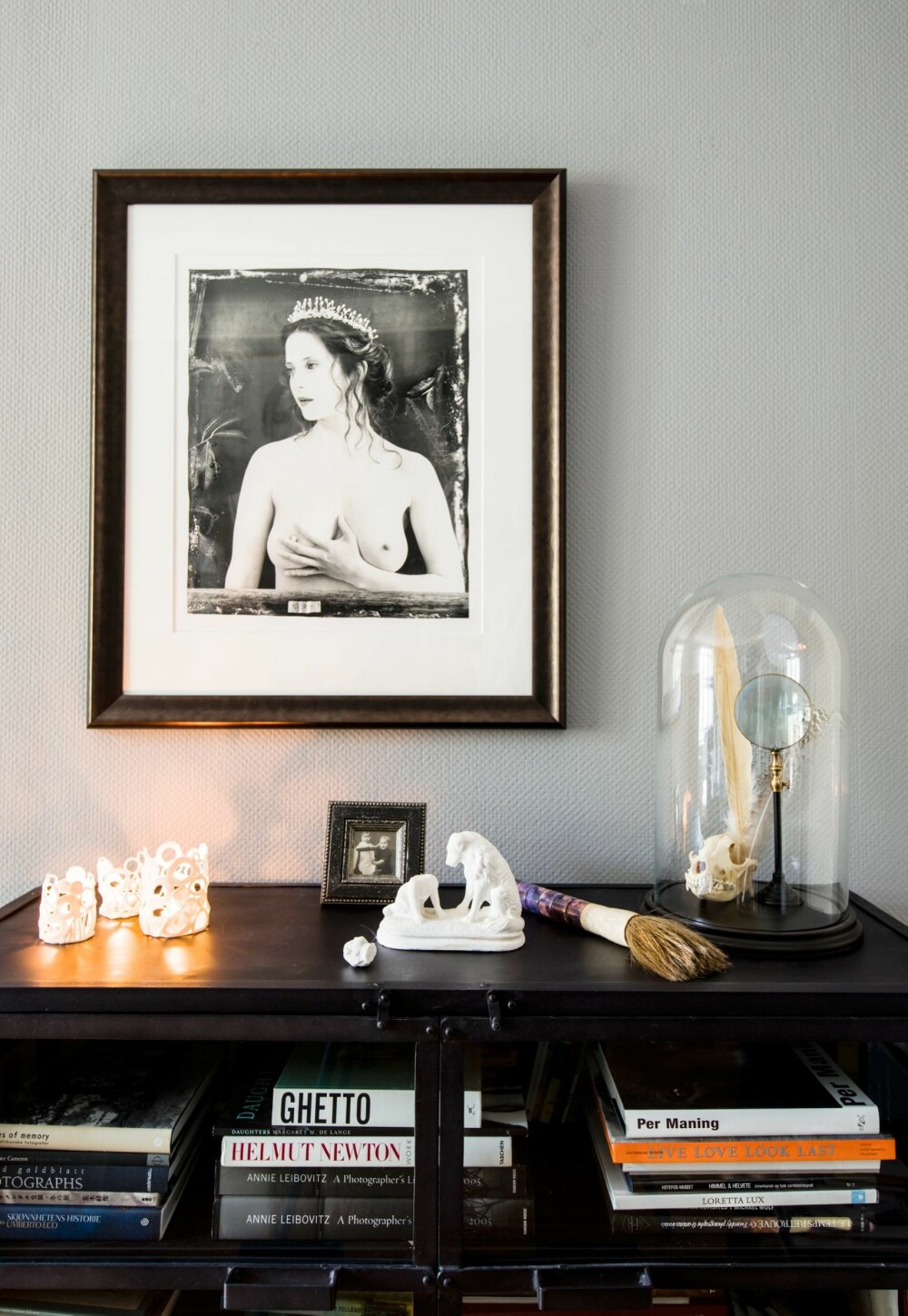DYRKER FOTOGRAFIET: Skapene er snart proppfulle av fotobøker. På veggen, La Giovanissima av Joel-Peter Witkin. DYRKER FOTOGRAFIET: Skapene er snart proppfulle av fotobøker. På veggen, La Giovanissima av Joel-Peter Witkin.