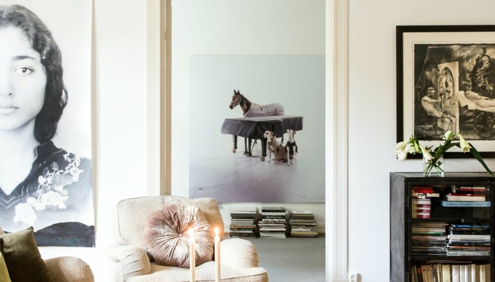 STUE PÅ STUE: Plasseringen av Steinar Christensens fotografi Steinway and Sons er plassert i den nederste stuen, som til daglig brukes som ungdomsrom. Bildet til venstre er ved Jeff Cowen, motivet til høyre er ved Joel-Peter Witkin. Sofa og lenestol fra Bohus, sofabord fra Palma. STUE PÅ STUE: Plasseringen av Steinar Christensens fotografi Steinway and Sons er plassert i den nederste stuen, som til daglig brukes som ungdomsrom. Bildet til venstre er ved Jeff Cowen, motivet til høyre er ved Joel-Peter Witkin. Sofa og lenestol fra Bohus, sofabord fra Palma.
