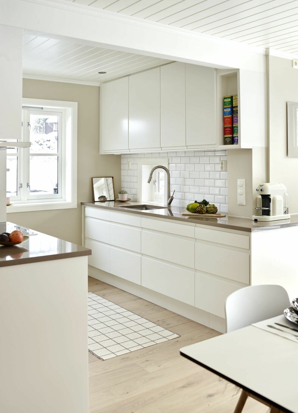 ÅPNET OPP: Ekteparet ville utnytte naturlig dagslys maksimalt, noe
de opplever øker romfølelsen. Veggene er malt i Farrow & Ball Shaded
White No 201 i Modern Emulsion. Flisene er fra Höganäs og kjøkkenet fra Norema, montert av Øyvind Hektner i Tømrerservice. Benkeplaten er
i Silestone. Parketten er fra Pure Authentic Collection hos Flotte Gulv. ÅPNET OPP: Ekteparet ville utnytte naturlig dagslys maksimalt, noe
de opplever øker romfølelsen. Veggene er malt i Farrow & Ball Shaded
White No 201 i Modern Emulsion. Flisene er fra Höganäs og kjøkkenet fra Norema, montert av Øyvind Hektner i Tømrerservice. Benkeplaten er
i Silestone. Parketten er fra Pure Authentic Collection hos Flotte Gulv.