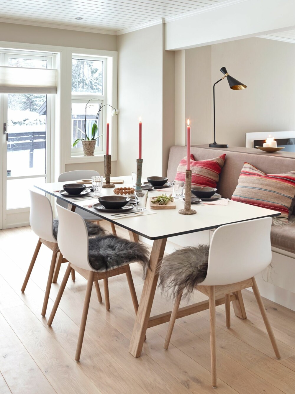 TEKSTURERT STYLING: Ulike trelysestaker fra Palma, gryteunderlag
i kork fra Ferm Living. Brikker med bestikktrykk fra Day Home og skjærebrett i oliventre med hull, HK Living. Skjærebrett i oliventre med asparges på, House Doctor, servise Pure og sitteunderlag i pels, alt fra Bolina Stasjonen. Putene i sofaen er fra Country Chic. Bord fra Bykato, stoler fra Hay.