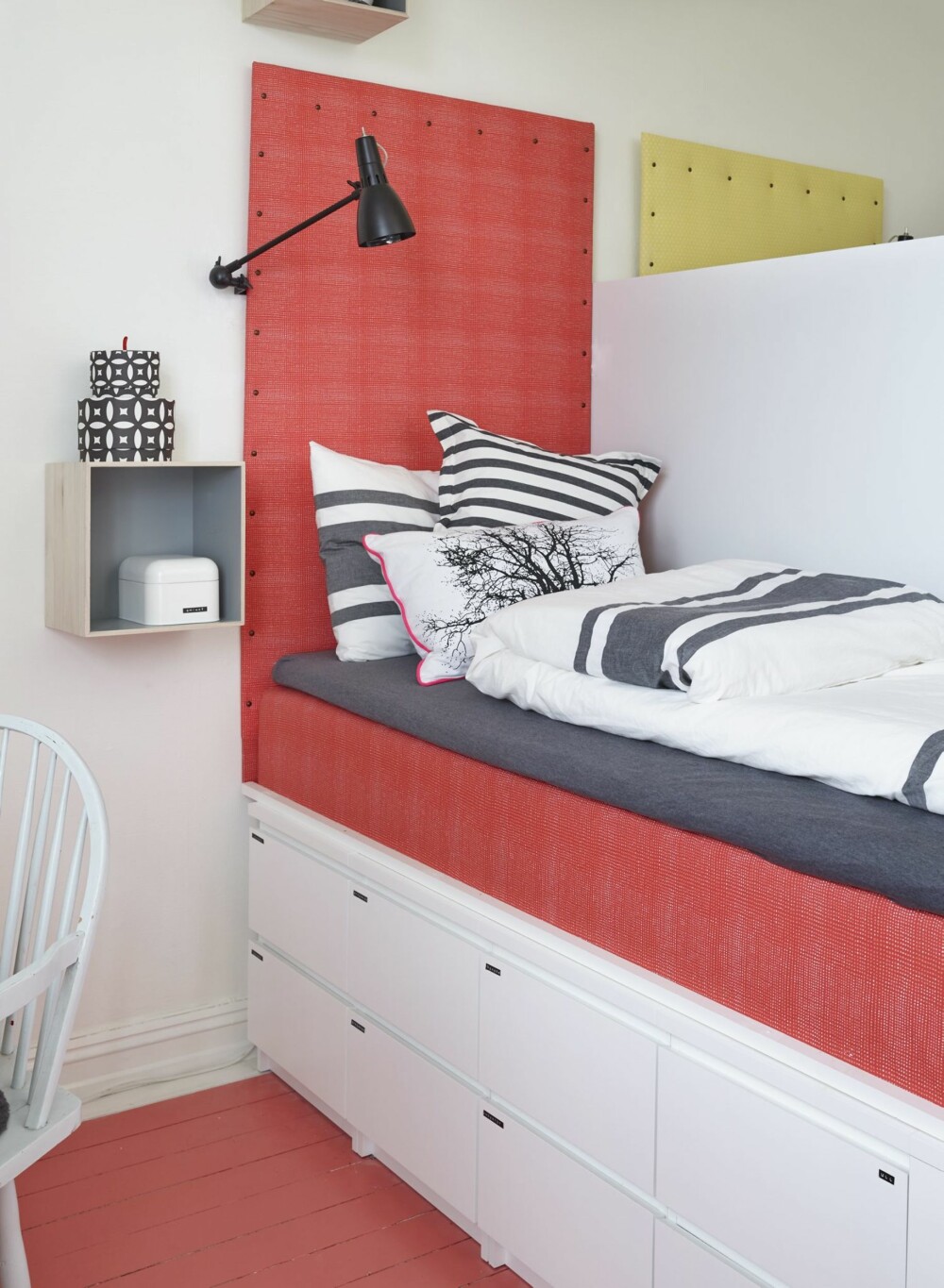 PRIVAT SONE: Stripete pute, kr 129, Living. Pute med rosa kant, kr 249, Living. Veggmontert sengelampe, kr 1250, House Doctor. Hyllebokser på veggen, kr 1295 for sett med seks, Bloomingville. Sengetøyet
Björnloka, kr 249, er fra Ikea. Styling: Steen & Aiesh, stylingassistent: Ida Løken. PRIVAT SONE: Stripete pute, kr 129, Living. Pute med rosa kant, kr 249, Living. Veggmontert sengelampe, kr 1250, House Doctor. Hyllebokser på veggen, kr 1295 for sett med seks, Bloomingville. Sengetøyet
Björnloka, kr 249, er fra Ikea. Styling: Steen & Aiesh, stylingassistent: Ida Løken.
