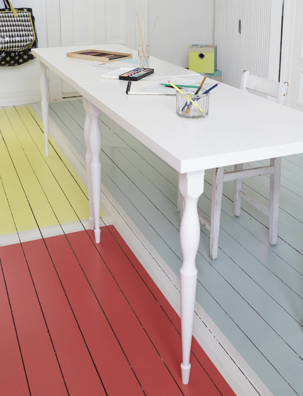 LANGBORD: Skrivebordene består av Linnmon plate, 60 x 120 cm, kr
165, og Nipen ben, kr 165 pr. stk., fra Ikea. Her er Selmas og Pelles bord satt sammen til gruppeabeid. Styling: Steen & Aiesh, stylingassistent: Ida Løken. LANGBORD: Skrivebordene består av Linnmon plate, 60 x 120 cm, kr
165, og Nipen ben, kr 165 pr. stk., fra Ikea. Her er Selmas og Pelles bord satt sammen til gruppeabeid. Styling: Steen & Aiesh, stylingassistent: Ida Løken.
