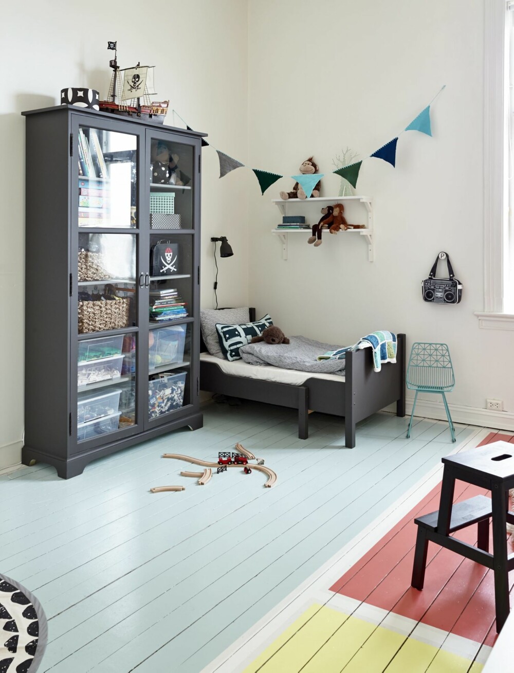 PELLES HJØRNE: Blå pute med biler fra Ferm Living 70 x 30 cm, kr 370, hekleteppe fra Sebra, kr 1000, den lille stolen Me Sit fra Sebra, kr 699. Vimpler, kr 299. Alt fra Lille Verket. Styling: Steen & Aiesh, stylingassistent: Ida Løken. PELLES HJØRNE: Blå pute med biler fra Ferm Living 70 x 30 cm, kr 370, hekleteppe fra Sebra, kr 1000, den lille stolen Me Sit fra Sebra, kr 699. Vimpler, kr 299. Alt fra Lille Verket. Styling: Steen & Aiesh, stylingassistent: Ida Løken.